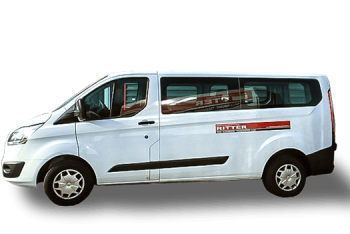 Weißer Kleinbus der Autovermietung Ritter als freigestelltes Fahrzeugbild.