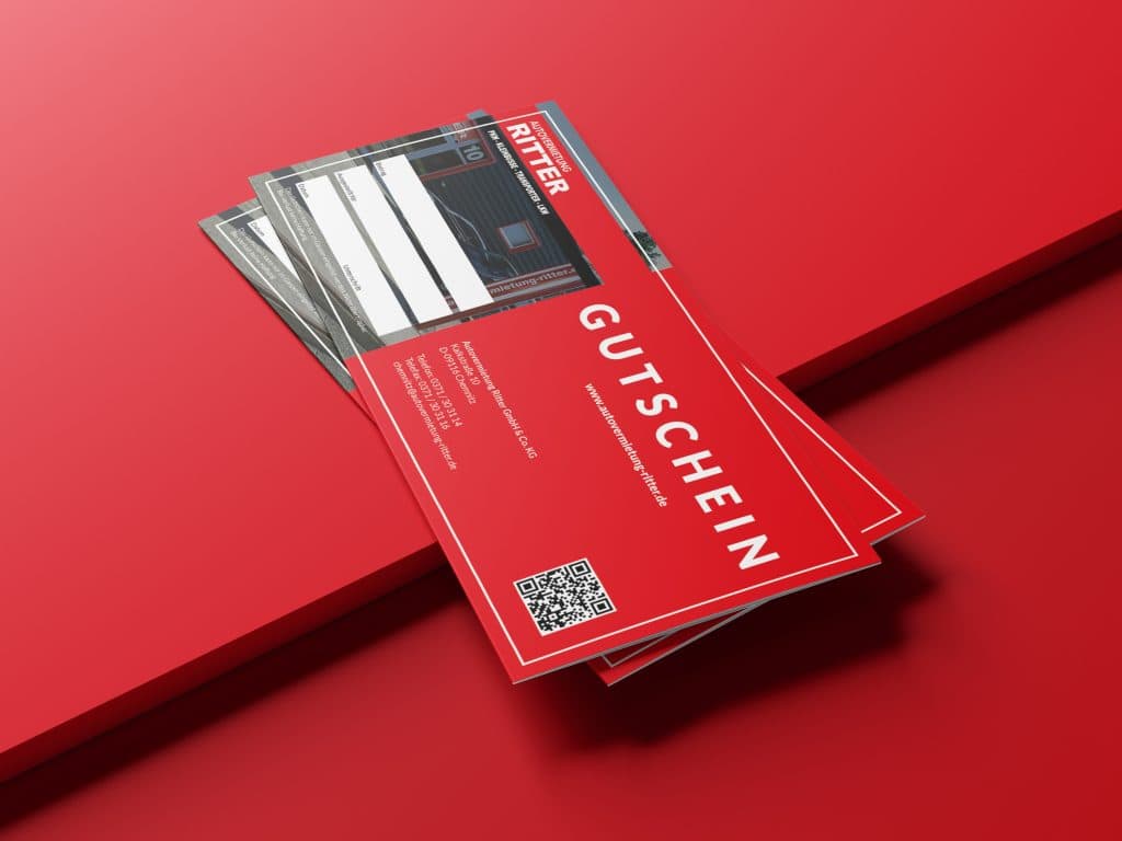 Rote Ritter-Gutscheine liegen auf rotem Hintergrund.