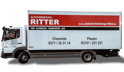 Großer weißer LKW der Autovermietung Ritter mit Standortinfos für Chemnitz und Plauen.