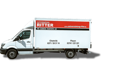 Weißer Koffer-Transporter der Autovermietung Ritter mit Standortinfos für Chemnitz und Plauen.