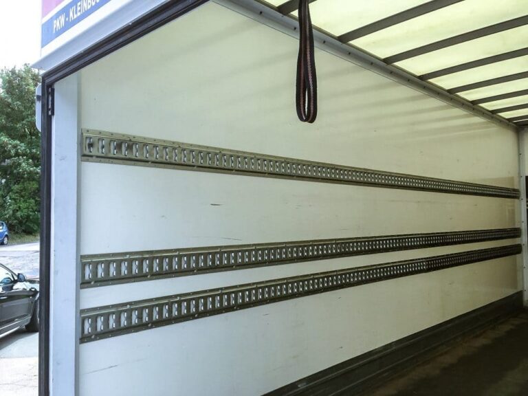 Innenraum eines LKW mit seitlichen Airlineschienen zur Ladungssicherung.
