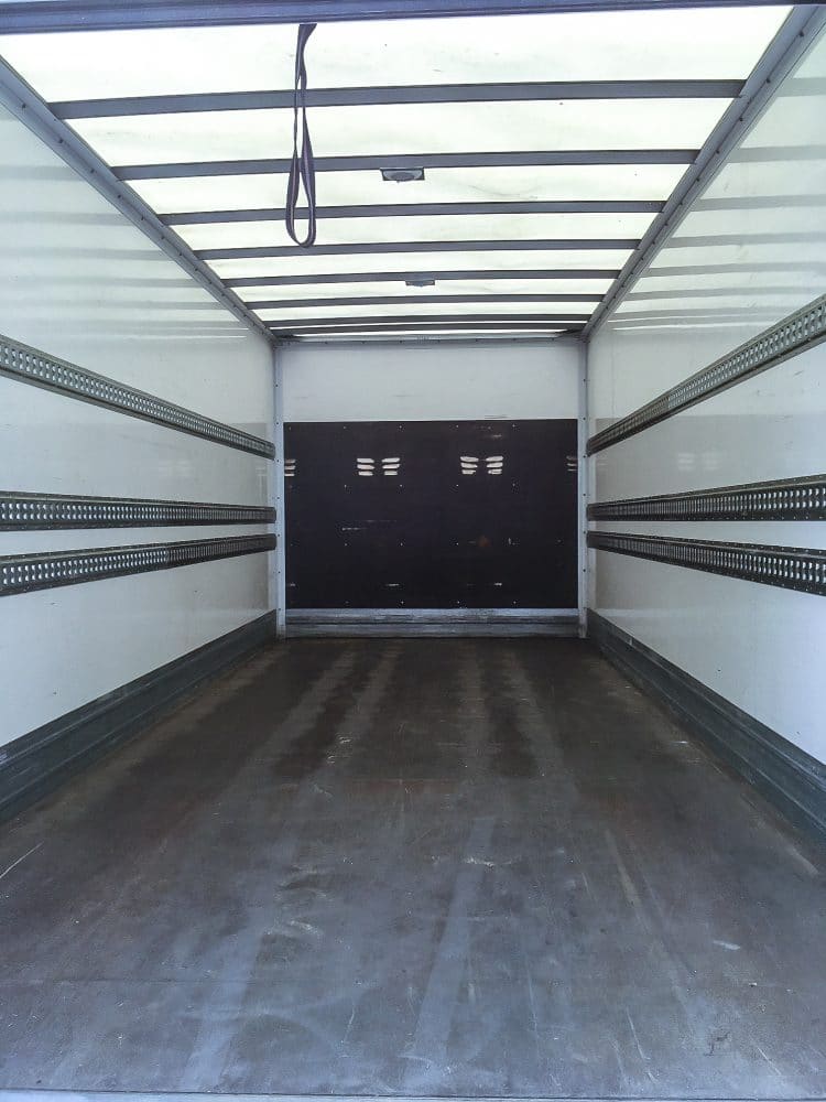 Leerer Laderaum eines LKW mit Airlineschienen und lichtdurchlässigem Dach.