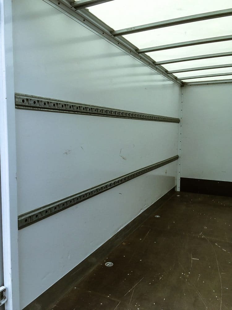 Laderaum eines Mercedes Transporters mit Airlineschienen und leerem Ladeboden.