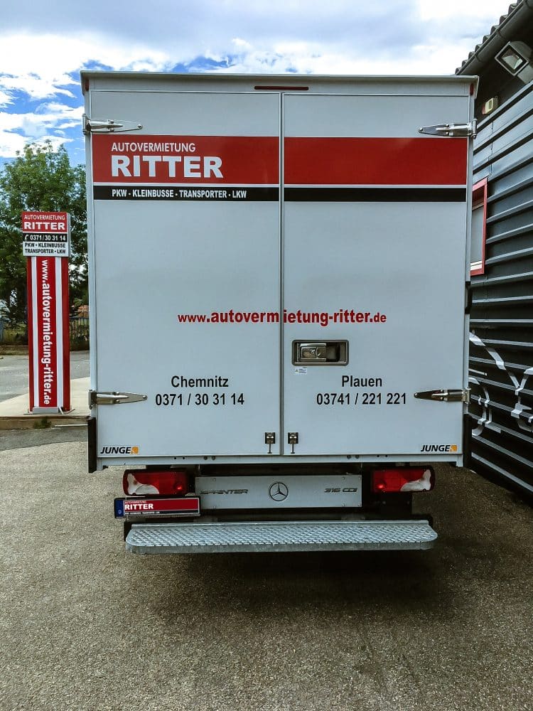 Heckansicht eines weißen Mercedes LKW der Autovermietung Ritter mit Standortinfos.