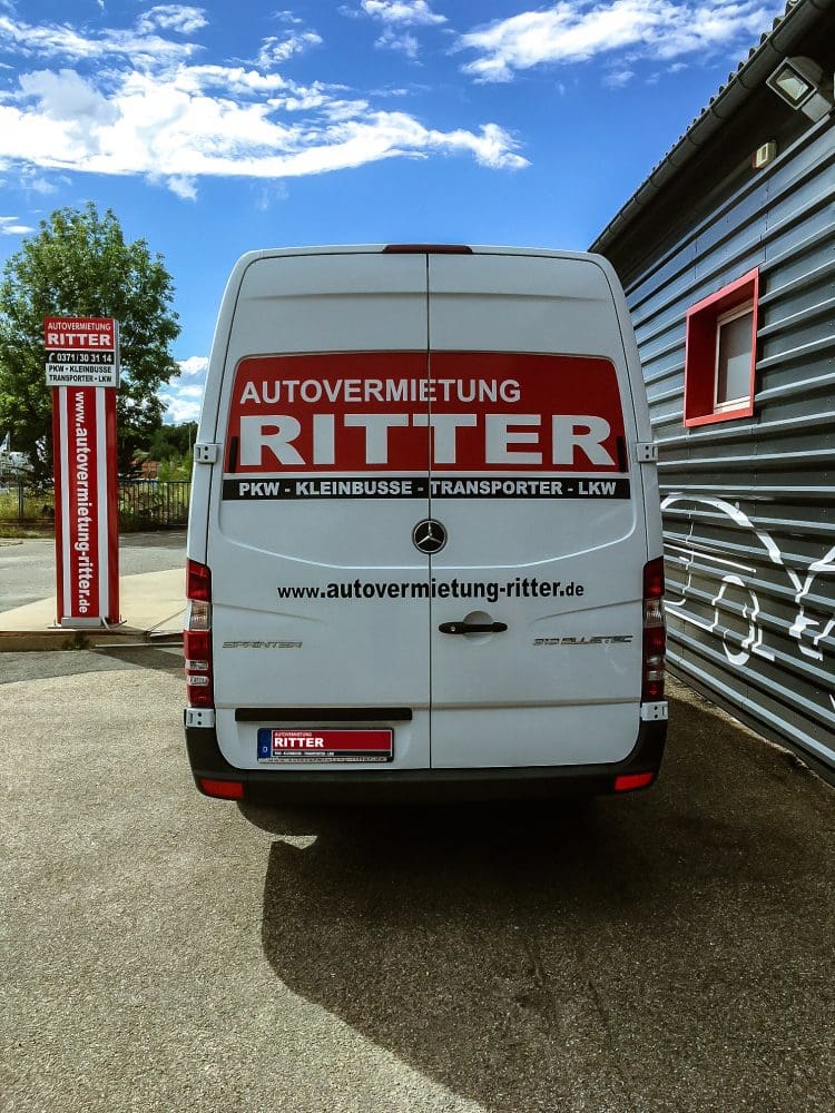 Heckansicht eines weißen Mercedes Sprinter Transporters der Autovermietung Ritter.