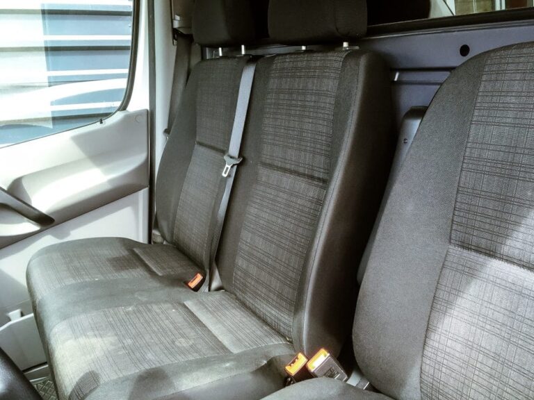 Sitzreihe im Innenraum eines Mercedes Sprinter Transporters der Autovermietung Ritter.