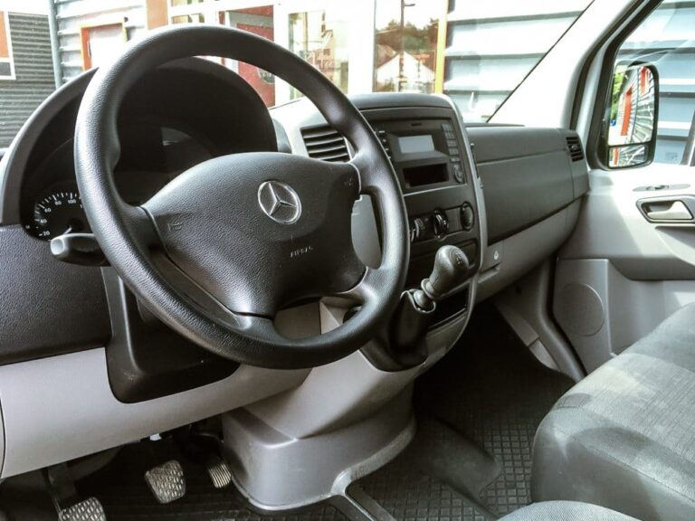 Cockpit eines Mercedes Sprinter Transporters mit Lenkrad, Armaturenbrett und Fahrersitz.