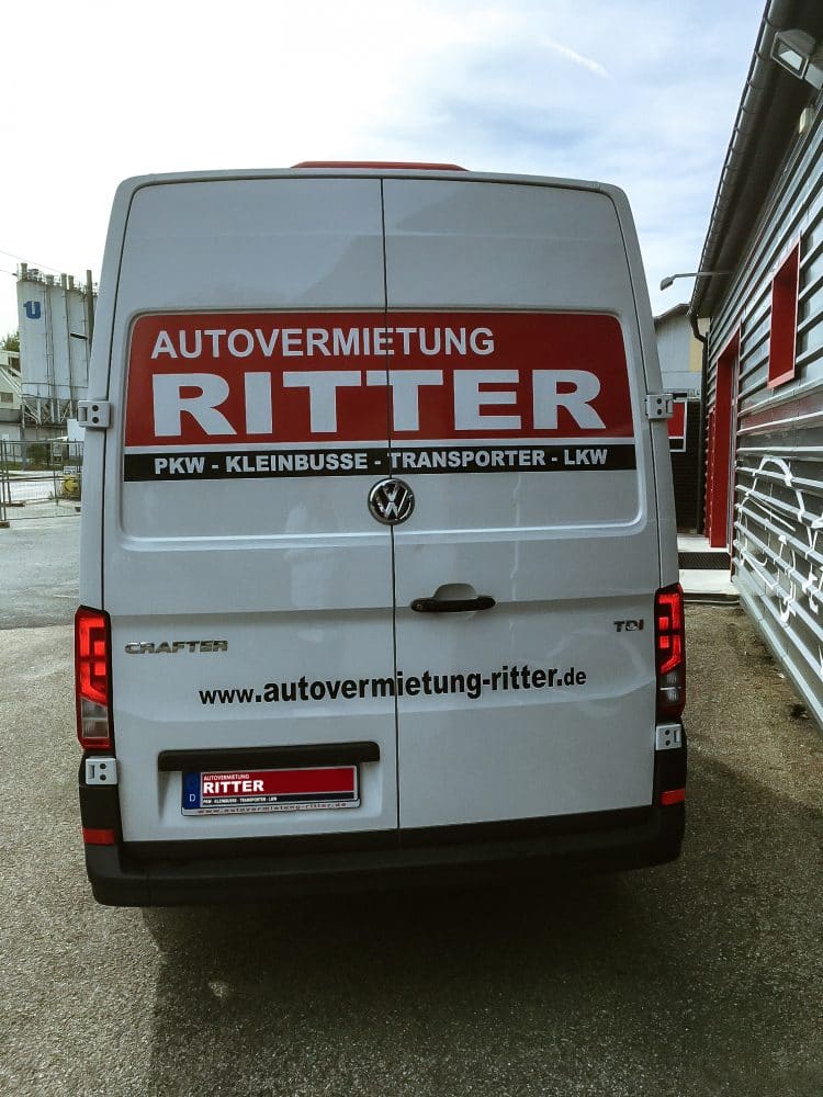 Heckansicht eines weißen VW Crafter Transporters der Autovermietung Ritter.