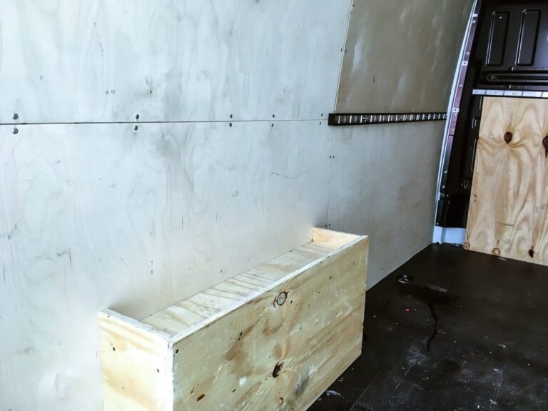 Innenraum eines VW Crafter Transporters mit Holzverkleidung und leerer Ladefläche.