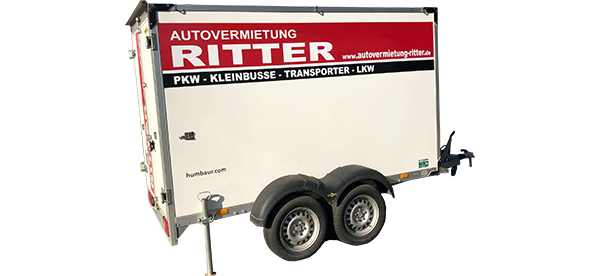 Plywood-Kofferanhänger mit Doppelachse der Autovermietung Ritter als freigestelltes Fahrzeugbild.