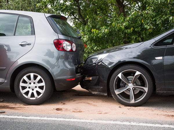 Auffahrunfall zwischen zwei PKW als Symbol für Unfallersatz bei Autovermietung Ritter