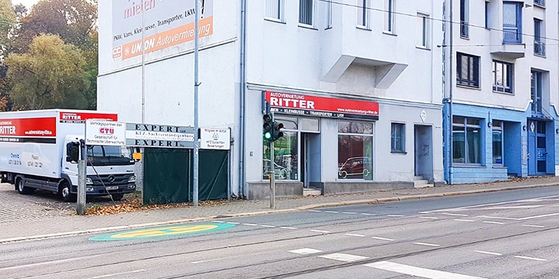 Außenansicht der Autovermietung Ritter in Plauen mit Miet-LKW vor dem Standortgebäude