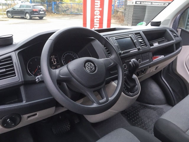 Cockpit eines VW T6 Kleinbusses mit Lenkrad, Armaturenbrett und Schaltknauf.