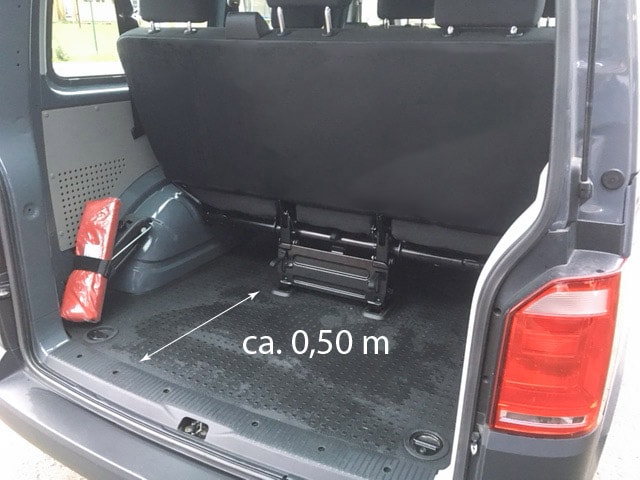 Heckstauraum eines VW T6 Kleinbusses mit sichtbarer Tiefe von ca. 0,50 m.