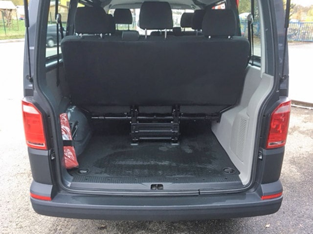 Heckstauraum eines VW T6 Kleinbusses mit umgeklappter Sitzreihe und freier Ladefläche.