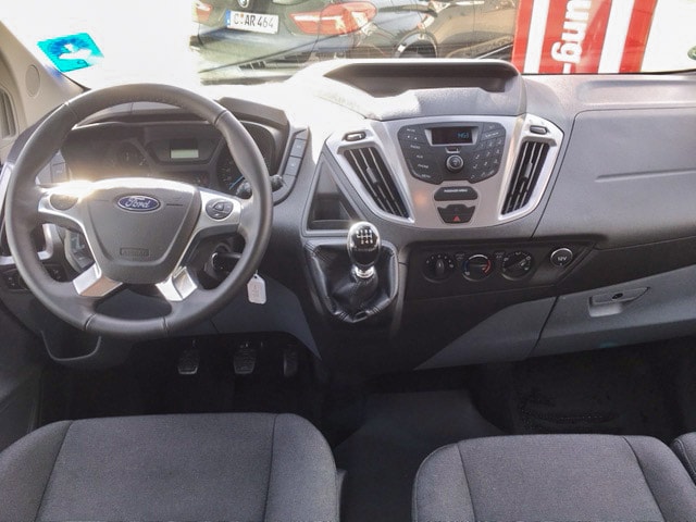 Cockpit eines Ford Kleinbusses mit Lenkrad, Armaturenbrett und Schaltknauf.