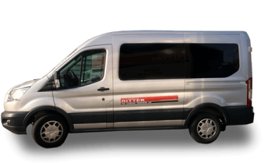 Silberner Kleinbus der Autovermietung Ritter als freigestelltes Fahrzeugbild.