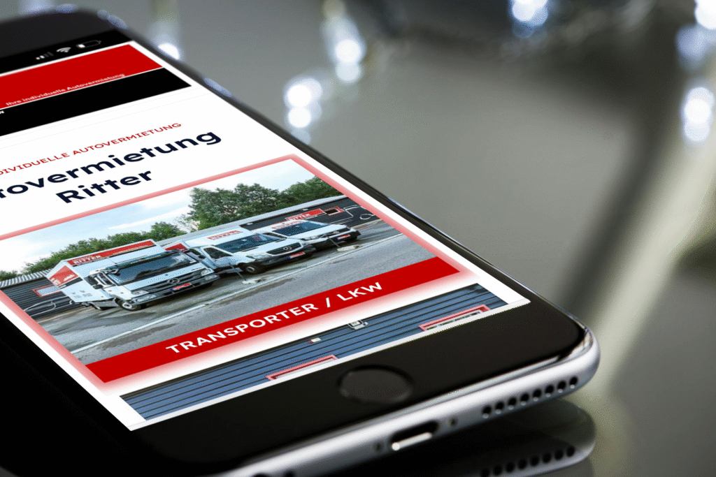 Smartphone zeigt die mobile Website der Autovermietung Ritter mit Transporter- und LKW-Angebot