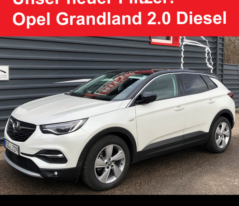 Weißer Opel Grandland 2.0 Diesel der Autovermietung Ritter vor einem Gebäude