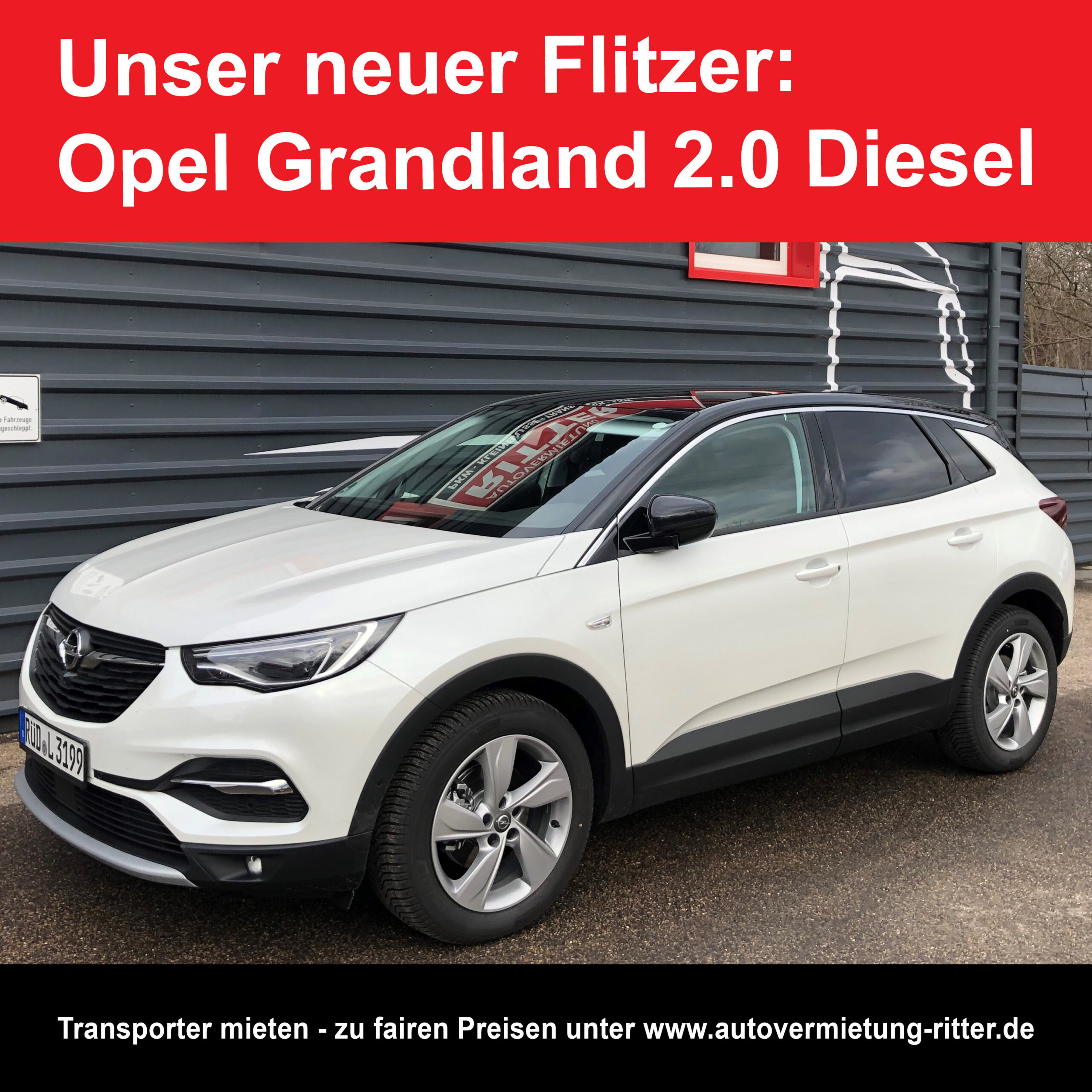 Weißer Opel Grandland 2.0 Diesel der Autovermietung Ritter vor einem Gebäude
