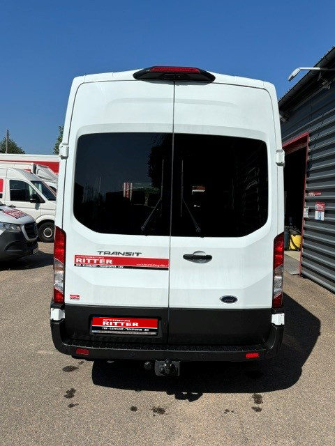 Heckansicht eines weißen Ford Transit Kleinbusses mit Ritter-Beschriftung.