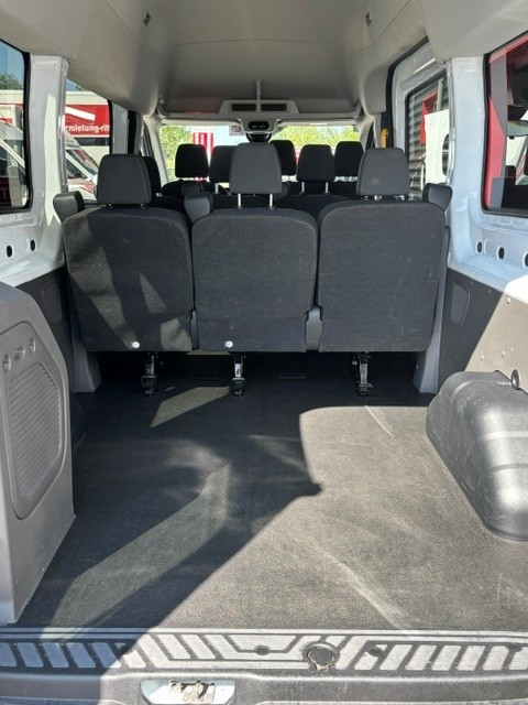 Heckstauraum eines Kleinbusses mit langem Radstand und mehreren Sitzreihen.