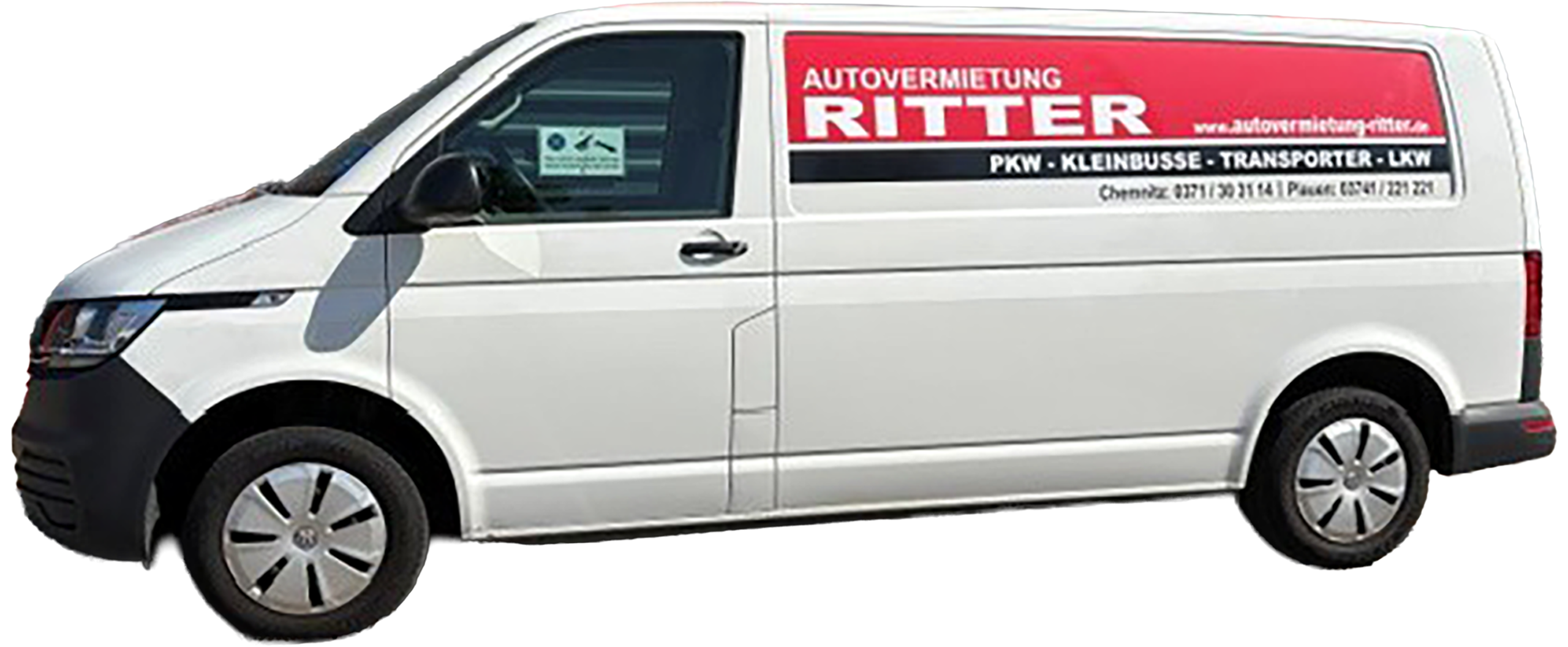 Weißer VW T6 Kleinbus der Autovermietung Ritter vor einem Firmengebäude.