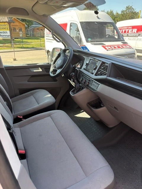 Cockpit eines VW Transporters mit Lenkrad, Armaturenbrett und vorderer Sitzbank.