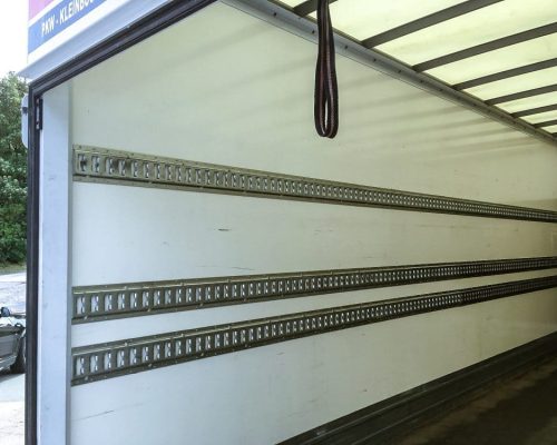 Innenraum eines LKW mit seitlichen Airlineschienen zur Ladungssicherung.