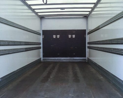 Leerer Laderaum eines LKW mit Airlineschienen und lichtdurchlässigem Dach.