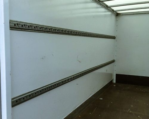Laderaum eines Mercedes Transporters mit Airlineschienen und leerem Ladeboden.