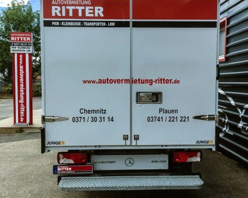 Heckansicht eines weißen Mercedes LKW der Autovermietung Ritter mit Standortinfos.
