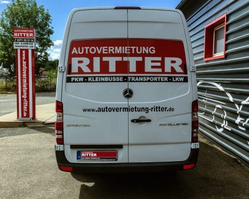 Heckansicht eines weißen Mercedes Sprinter Transporters der Autovermietung Ritter.