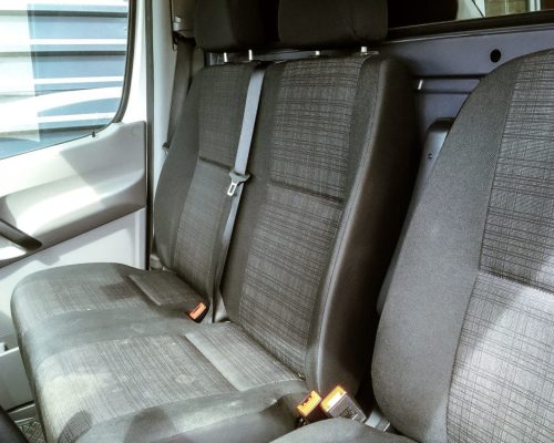 Sitzreihe im Innenraum eines Mercedes Sprinter Transporters der Autovermietung Ritter.