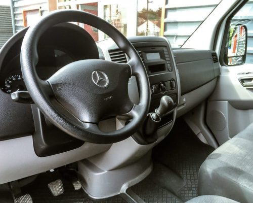 Cockpit eines Mercedes Sprinter Transporters mit Lenkrad, Armaturenbrett und Fahrersitz.