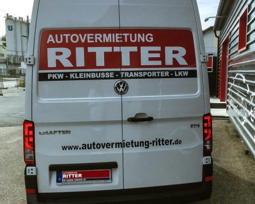 Heckansicht eines weißen VW Crafter Transporters der Autovermietung Ritter.
