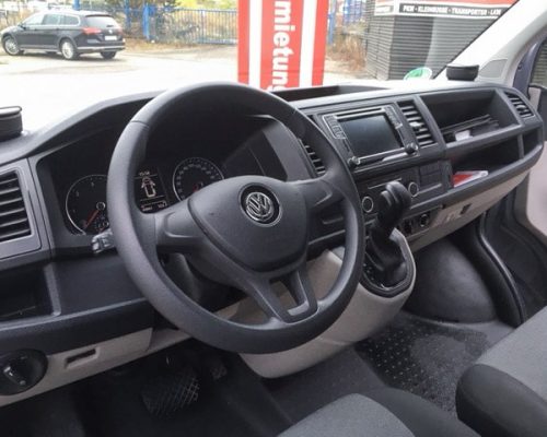 Cockpit eines VW T6 Kleinbusses mit Lenkrad, Armaturenbrett und Schaltknauf.