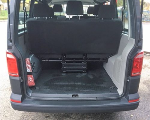 Heckstauraum eines VW T6 Kleinbusses mit umgeklappter Sitzreihe und freier Ladefläche.