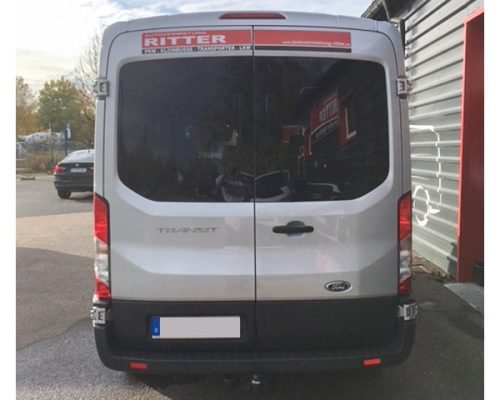 Heckansicht eines silbernen Ford Transit Transporters der Autovermietung Ritter.