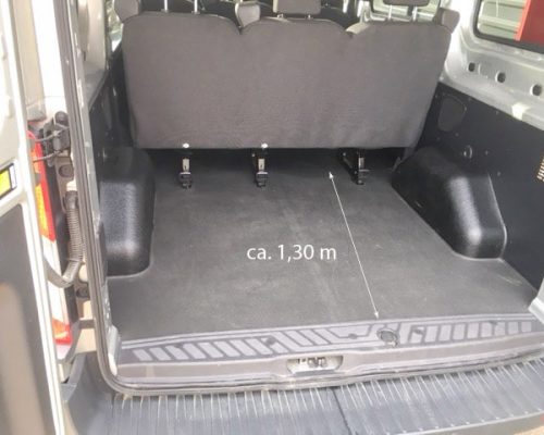Kofferraum eines Kleinbusses mit sichtbarer Stauraumlänge von ca. 1,30 m.